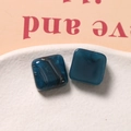 Primer plano de dijes cuadrados de resina marmoleada azul para joyería artesanal - Azul Marino