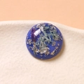 Vue macro d'un charme en résine bleue avec feuille d'argent et pétales de fleurs séchées - Style Feuille d'argent / 1 Pièce / Bleu