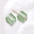 Detail von grünen quadratischen Glasperlen mit Silberkern und Goldnadel für DIY-Schmuck - Hellgrün