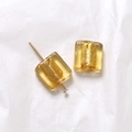 Makroaufnahme quadratischer bernsteinfarbener Glasperlen mit Goldfolie für DIY-Schmuck - Karamellbraun