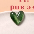 Détail macro de l'accessoire en résine en forme de cœur avec texture marbrée vert foncé poli - Vert Foncé