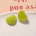 Gros plan de charms cœur en résine vert citron à texture sucrée pour bijoux DIY - Cœur Vert