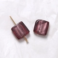 Detail von 12mm burgunderroter quadratischer Glasperle mit lila Folie für DIY-Schmuck - Dunkelviolett