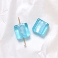 Nahaufnahme hellblauer quadratischer Glasperlen mit Silberfolie für DIY-Schmuckherstellung - Himmelblau