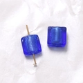 Nahaufnahme von quadratischen blauen Glasperlen mit Silberfolie für Schmuckherstellung - Klein-Blau