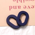 Detailansicht matter dunkelblauer ovaler Holzanhänger für DIY-Schmuck und Bastelarbeiten - Lila