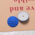 Makro-Detail von königsblauen matten runden Knöpfen mit Karomuster und Befestigungsloch - Klein-Blau