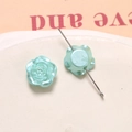 Dettaglio macro di perle a rosa blu menta con rilievo frontale e foro passante - 1 Pezzo / Blu