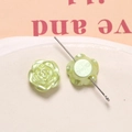 Dettaglio macro di perline a rosa verde chiaro perlescenti con fori per gioielli fai-da-te - 1 Pezzo / Verde