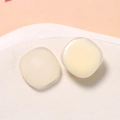 Vista macro di ciondoli quadrati in resina crema opachi e lucidi per accessori fai da te - Bianco