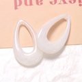 Primer plano de colgantes de resina en forma de gota con efecto mármol para joyas - Blanco Crema