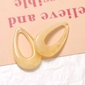 Detalle macro de colgantes de resina ámbar jaspeada para creación de joyas DIY - Amarillo Claro