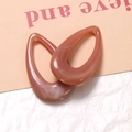 Detalle macro de colgantes de gota en resina jaspeada rosa para bisutería artesanal - Rosa Naranja