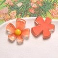 Vue macro détaillée de fleurs en résine orange pour accessoires et bricolage - Orange