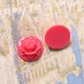 Vista macro de dijes de resina de rosa rosa para joyería DIY y accesorios para el cabello - Rosa rojo