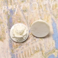 Detalle de dijes de rosas de resina blanco crema con parte posterior plana para manualidades - Blanco lechoso