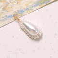 Dettaglio del ciondolo a goccia di perla con filo dorato e rifiniture di perle - Goccia d'acqua perla