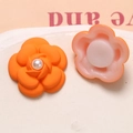 Dettaglio di fiori in resina arancione con centro di perle e fibbie posteriori in plastica - Arancione
