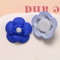 Vista dettagliata dei ciondoli camelia blu in resina con perla centrale per fai da te - Blu Klein