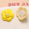Dettaglio di ciondoli a camelia gialla con perla per fai-da-te e decorazione di scarpe - Giallo