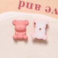 Macro-detail van matte beertjes in roze en wit voor DIY-sieraden en accessoires - Roze