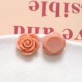 Detaillierte Makroansicht der Vorder- und Rückseite von 15mm rosa Harz-Rosenblüten-Zubehör - Rosa