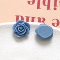 Makroaufnahme von 15mm blauen Harzrosenblättern mit Relieftextur für DIY Schmuckzubehör - Graublau