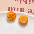 Detailansicht der 15mm orangefarbenen Harzrosen mit flacher Rückseite für DIY-Schmuck - Orange