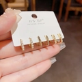 Set van drie paar gouden oorringen met parels en zirkonia op witte sieradenkaart - Zirconia kunstparel vierkante combinatie (nr. 24) / Set van 6 / Goud