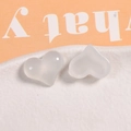 Makroaufnahme von zwei herzförmigen Harzperlen für DIY-Schmuck und Bastelarbeiten - Transparent Weißer Stil (B64-5-26-27)
