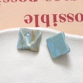 Orecchini quadrati in resina marmorizzata blu con trama ondulata dorata su vassoio - Blu