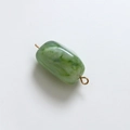 Dettaglio di una perla in resina verde marmorizzata con anello dorato per gioielli DIY - Blocco Inchiostro Verde Smeraldo (Un Blocco)