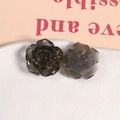 Détail de charm rose en résine gris fumé translucide avec feuilles d'or pour bijoux DIY - Noir