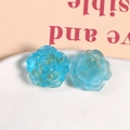 Détail macro de roses en résine bleue avec flocons d'or pour la création de bijoux - Bleu Glacé