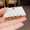 Set van drie paar gouden H-vormige oorbellen met witte zirkonia op een displaykaart - H-letter Combinatieset (Nr. 52) / Goud