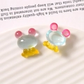 Detalle macro de dijes de conejo de resina degradada de calidad para joyería DIY - Blanco