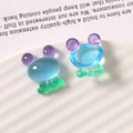 Vista macro de dijes de resina degradada de animales para joyería DIY y manualidades - Azul