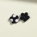 Detalle de abalorios de flores de resina con lunares y agujero central para manualidades DIY - Flor de Ciruelo 11mm