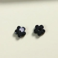 Primer plano de cuentas de resina negra en forma de flor brillante para joyería artesanal - Flor de Ciruelo 8mm