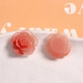 Dettaglio di ciondolo rosa in resina 22mm per gioielli con trama di petali e retro piatto - Rosa Arancio