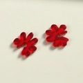 Detalle macro de flores de resina roja translúcida para joyería DIY y decoración - Pequeña Flor Roja