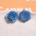 Dettaglio macro di rose in resina blu da 22mm con effetto inchiostro per fai-da-te - Blu Nebbia