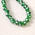 Dettaglio di perle in vetro verde da 10mm con pois bianchi per creazioni fai da te - 1 Pezzo / Verde