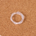 Detalle de anillo de resina translúcida con diseño ondulado y textura blanco perla - Estilo Irregular Blanco Rosado