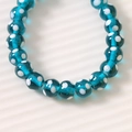 Vue macro de perles en verre bleu translucide de 10 mm à pois blancs pour bijoux DIY - 1 Pièce / Bleu