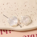 Primer plano de rosa de resina irisada con pin metálico para creación de joyas DIY - Estilo Mate