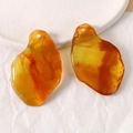 Makro-Detail von Harzanhängern mit orangefarbenem Tusche-Muster für DIY-Schmuck - Orange