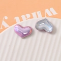 Primo piano di ciondoli in resina madreperla a cuore con finitura iridescente rosa e blu - Rosa