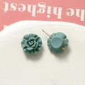 Dettaglio della rosa in resina blu opaca da 18mm con perno dorato e asola per gioielli DIY - Blu forato