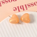 Dettaglio di perline a cuore in resina pesca cangiante con spille per creazione gioielli - Arancione
